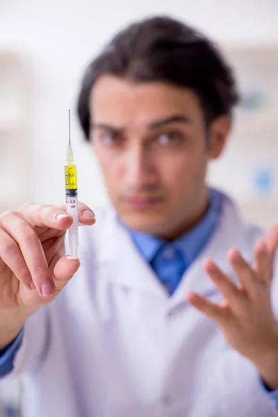 Young male chemist experimenting in lab — Stock Photo, Image