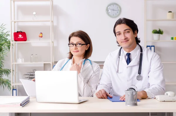 Klinikte çalışan iki doktor. — Stok fotoğraf