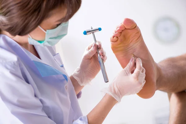 Podólogo tratando los pies durante el procedimiento — Foto de Stock