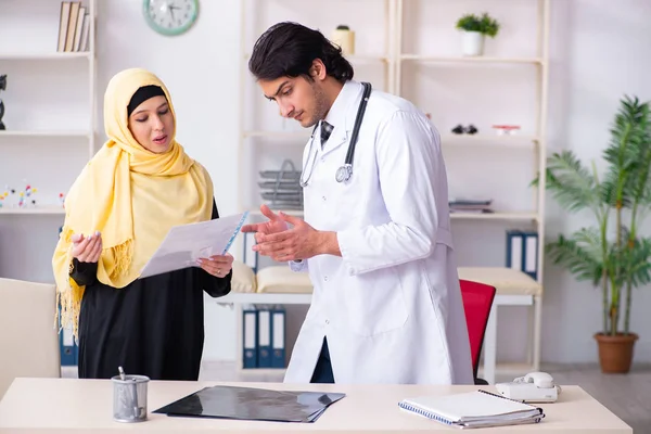 Kadın Arap hasta, erkek doktoru ziyaret ediyor. — Stok fotoğraf