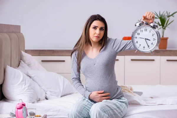 Jovem mulher grávida no quarto — Fotografia de Stock