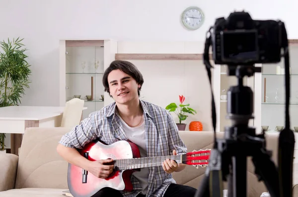 Junger Gitarrist nimmt Video für seinen Blog auf — Stockfoto