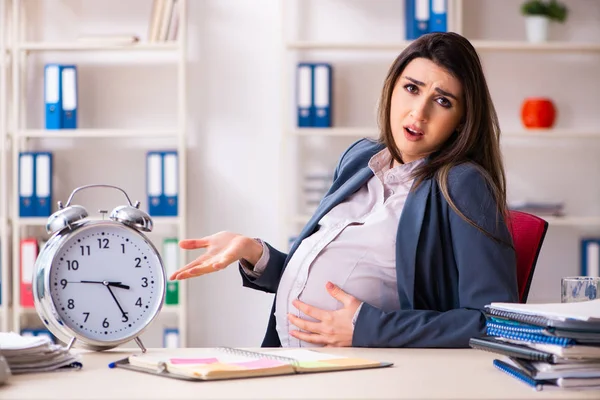 Giovane donna incinta che lavora in ufficio — Foto Stock