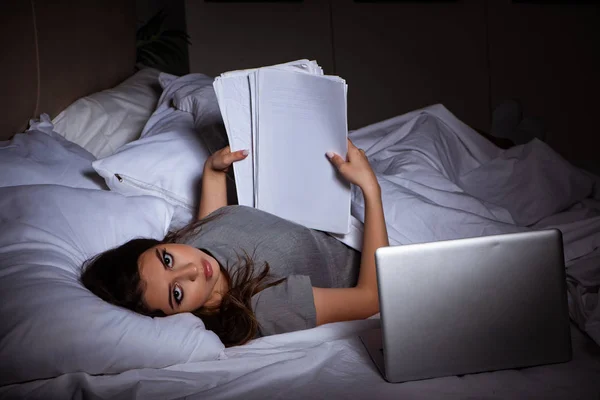Втомлена бізнес-леді працює понаднормово вдома вночі — стокове фото