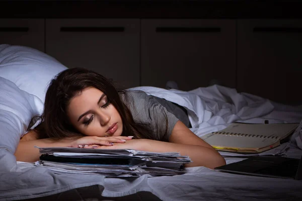 Mujer de negocios cansada trabajando horas extras en casa por la noche —  Fotos de Stock