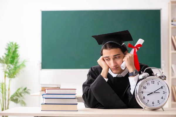 Estudante graduado na frente do quadro verde — Fotografia de Stock