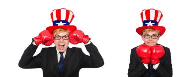 Amerikan sembollü şapka giyen adam.