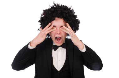 Genç adam afro peruk takıyor