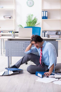 Genç bir erkek işçi aşırı işten memnun değil.