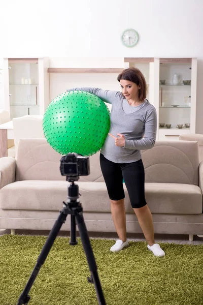 Mulher grávida blogueira fazendo exercícios físicos — Fotografia de Stock