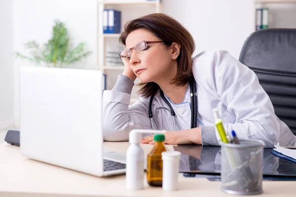 Médica idosa trabalhando na clínica — Fotografia de Stock