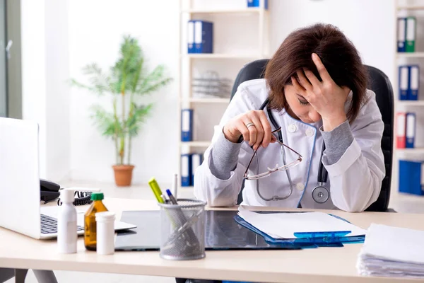 Ältere Ärztin arbeitet in der Klinik — Stockfoto