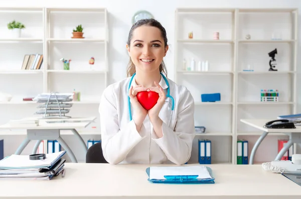 診療所で働く若い女性医師心臓 — ストック写真