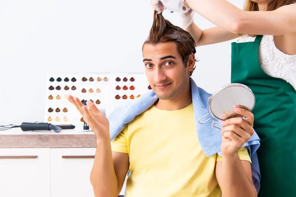 Woman hairdresser applying dye to man hair — Stock Photo, Image