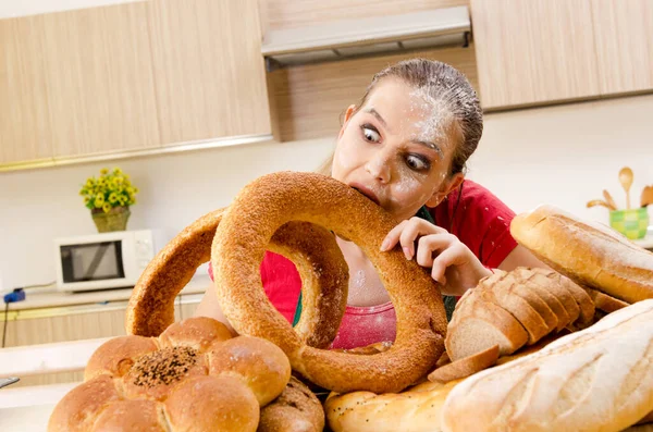 Jovem padeiro do sexo feminino trabalhando na cozinha — Fotografia de Stock