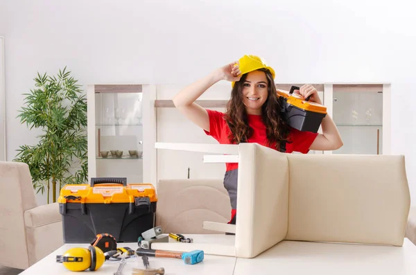Entrepreneur féminin réparer des meubles à la maison — Photo