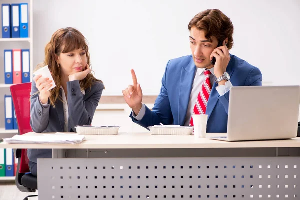 Two colleagues having lunch break at workplace — Stock Photo, Image