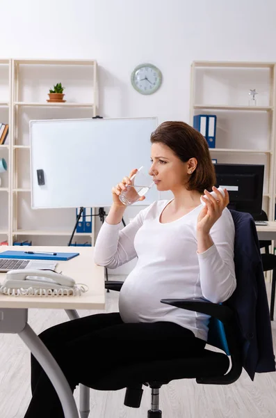Vecchia donna incinta che lavora in ufficio — Foto Stock