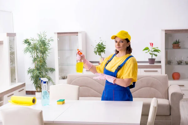 Vecchio appaltatore donna che fa lavori domestici — Foto Stock