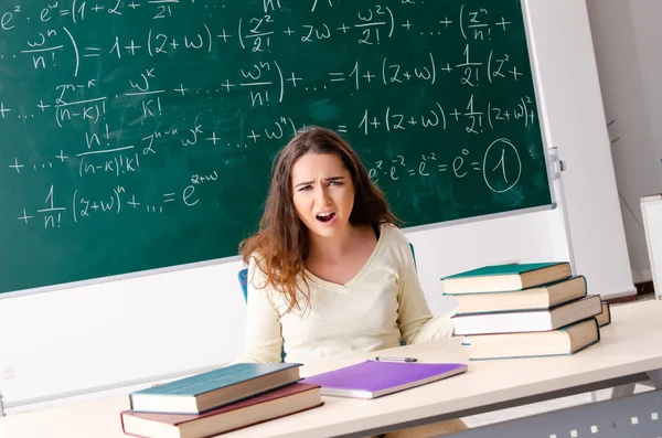 Joven profesora de matemáticas delante de pizarra — Foto de Stock