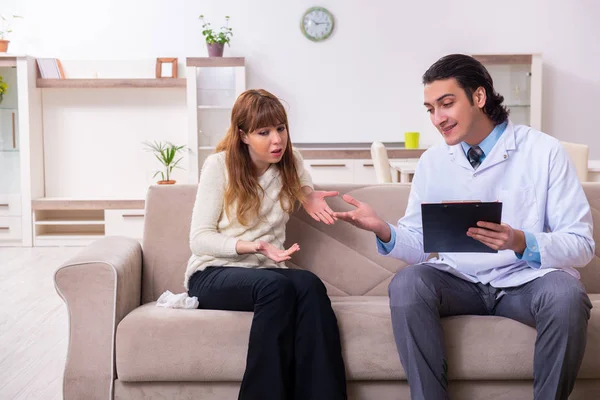 Jovem paciente do sexo feminino discutindo com psicólogo masculino pessoal — Fotografia de Stock