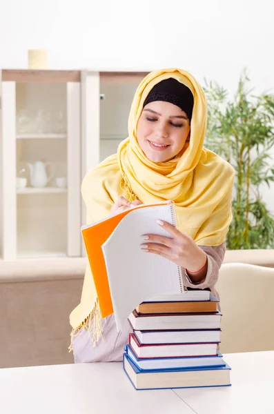 Vrouwelijke student in hijab voorbereiding voor examens — Stockfoto