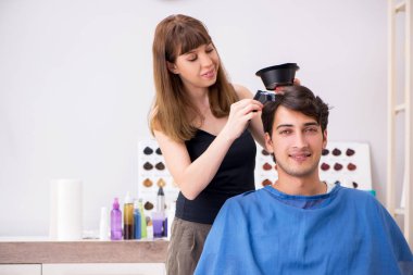 Genç çekici adam bayan berberi ziyaret ediyor.