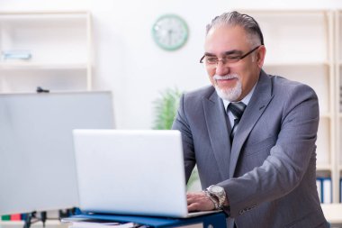 Yaşlanmış erkek çalışanlar aşırı işten memnun değil.