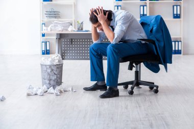 İşadamı bir sürü kağıtla yeni fikirleri reddediyor.