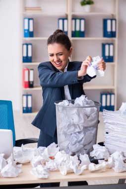 Birçok belgeyle yeni fikirleri reddeden iş kadını