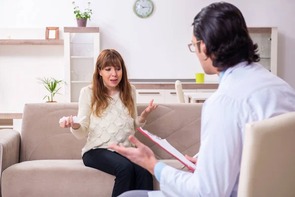 男性心理学者と議論する若い女性患者 — ストック写真