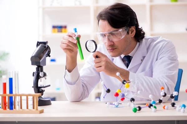 Young male scientist working in the lab — Stock Photo, Image