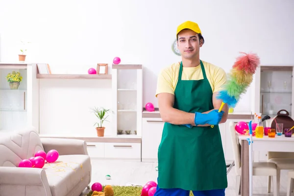 Jeune entrepreneur masculin faisant des travaux ménagers après la fête — Photo