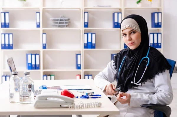 Jovem médico em hijab trabalhando na clínica — Fotografia de Stock