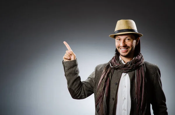 Homme portant un chapeau vintage dans un concept drôle — Photo