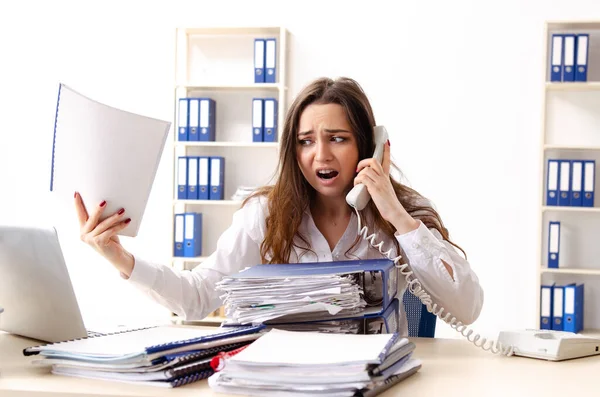 Giovane dipendente donna infelice con il lavoro eccessivo — Foto Stock