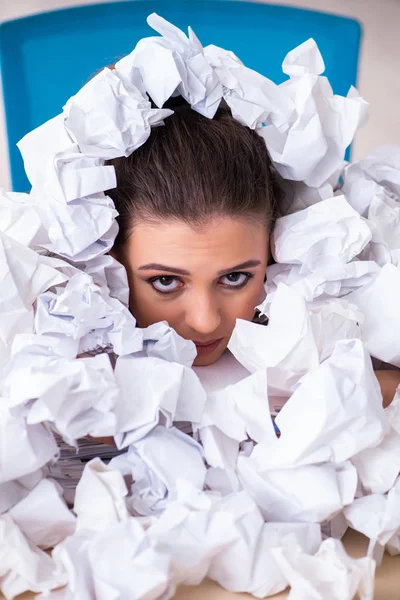 Affärskvinna avvisa nya idéer med massor av papper — Stockfoto