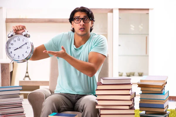 Estudiante masculino con muchos libros en casa —  Fotos de Stock