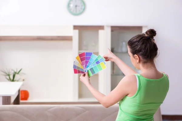 Joven hermosa mujer haciendo renovación en casa — Foto de Stock