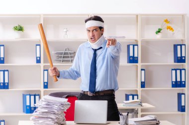 Ofiste çalışan erkek genç yaralı