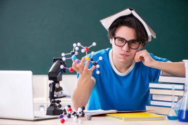 Sınıftaki genç erkek öğrenci.