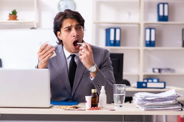 Muž s chřipkou pracuje v kanceláři — Stock fotografie
