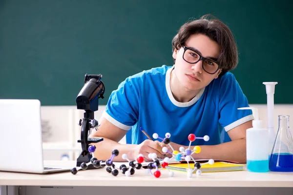 Jonge mannelijke student in de klas — Stockfoto