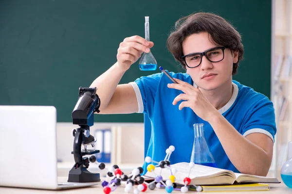 Mladý muž student ve třídě — Stock fotografie