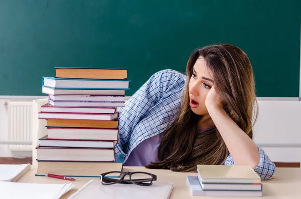 Studentka před tabuli — Stock fotografie