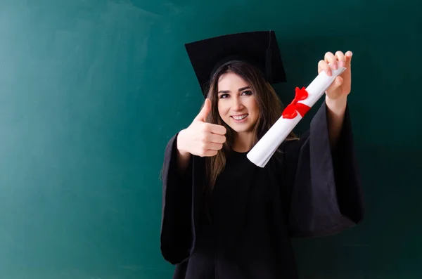 Estudante de pós-graduação feminina na frente do quadro verde — Fotografia de Stock