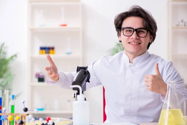 Bioquímico varón joven trabajando en el laboratorio — Foto de Stock