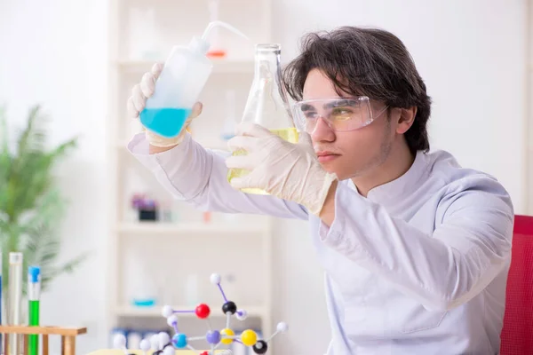 Junger männlicher Biochemiker arbeitet im Labor — Stockfoto