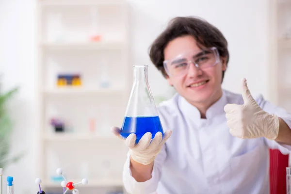 Jovem bioquímico do sexo masculino que trabalha no laboratório — Fotografia de Stock