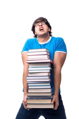 Beyazlar üzerinde birçok kitabı olan erkek öğrenci.